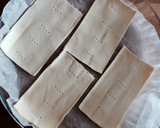 Foto del paso 1 de la receta: Cuadraditos de hojaldre con ciruelas secas