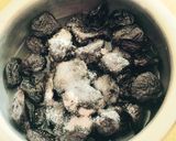 Foto del paso 3 de la receta: Cuadraditos de hojaldre con ciruelas secas