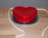 Foto del paso 8 de la receta: Tarta corazón de fondant San Valentín