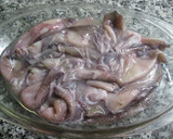 Foto del paso 1 de la receta: Calamares rellenos de atún en salsa de cava