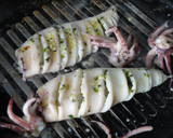 Foto del paso 3 de la receta: Calamares a la plancha con aliño de albahaca
