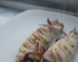 Foto del paso 4 de la receta: Calamares a la plancha con aliño de albahaca