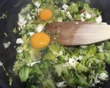 Foto del paso 7 de la receta: Revuelto de brócoli con queso fresco