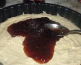 Foto del paso 2 de la receta: Pastel con mermelada de frutillas y chocolate San Valentín