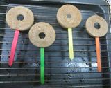 Foto del paso 5 de la receta: Piruletas de bizcocho bañadas con chocolate puro