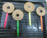 Foto del paso 5 de la receta: Piruletas de bizcocho bañadas con chocolate puro