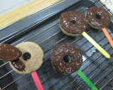 Foto del paso 6 de la receta: Piruletas de bizcocho bañadas con chocolate puro