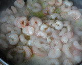 Foto del paso 1 de la receta: gambas al curry acompañadas de huevos pasados por agua