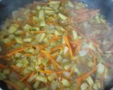 Foto del paso 3 de la receta: gambas al curry acompañadas de huevos pasados por agua