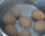 Foto del paso 4 de la receta: gambas al curry acompañadas de huevos pasados por agua