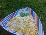 Ensalada de choclo, atún, arroz, rúcula y mayonesa
