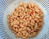 Foto del paso 1 de la receta: Ensalada de alubias y migas