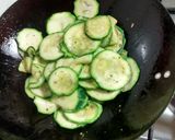 Foto del paso 1 de la receta: Salteado de zapallo italiano