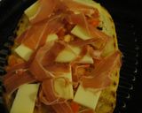 Foto del paso 4 de la receta: Bruschetta de jamón, queso y tomate