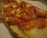 Foto del paso 5 de la receta: Bruschetta de jamón, queso y tomate