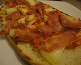 Foto del paso 5 de la receta: Bruschetta de jamón, queso y tomate
