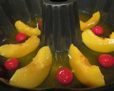 Foto del paso 1 de la receta: Gelatina de agua sabor piña con duraznos y tres leches