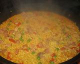 Foto del paso 4 de la receta: Arroz a la milanesa con salchichas y jamón dulce
