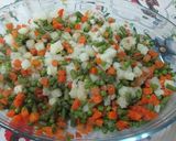 Foto del paso 1 de la receta: Ensaladilla con pechuga de pavo y mayonesa al limón