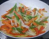 Foto del paso 1 de la receta Salteado de pollo con verduras, jengibre y semillas