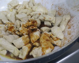 Foto del paso 4 de la receta: Salteado de pollo con verduras, jengibre y semillas
