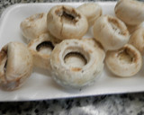 Foto del paso 1 de la receta: Champiñones empanados y rellenos de queso