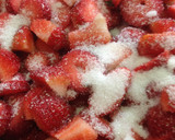 Foto del paso 1 de la receta: Fresas maceradas en su jugo con griego y nueces
