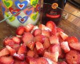 Foto del paso 2 de la receta: Fresas maceradas en su jugo con griego y nueces