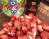 Foto del paso 2 de la receta: Fresas maceradas en su jugo con griego y nueces