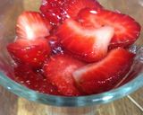 Foto del paso 3 de la receta: Fresas maceradas en su jugo con griego y nueces
