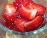 Foto del paso 3 de la receta: Fresas maceradas en su jugo con griego y nueces