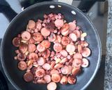 Foto del paso 2 de la receta: Guisantes con huevo, jamón curado, salchichas frankfurt y salsa de soja