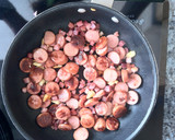 Foto del paso 2 de la receta: Guisantes con huevo, jamón curado, salchichas frankfurt y salsa de soja