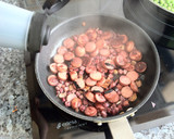 Foto del paso 4 de la receta: Guisantes con huevo, jamón curado, salchichas frankfurt y salsa de soja