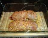 Foto del paso 3 de la receta: Rollitos de muslo de pollo rellenos y asados al horno