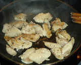 Foto del paso 1 de la receta: Ensalada fresca de pollo, queso y frutos secos
