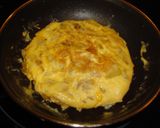 Foto del paso 6 de la receta: Tortilla de patatas y chorizo picante (individual)