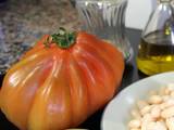 Ensalada tibia con tomate corazón de buey (cor de bou) y judías