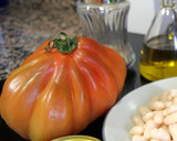 Foto del paso 1 de la receta: Ensalada tibia con tomate corazón de buey (cor de bou) y judías