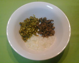 Foto del paso 1 de la receta: Salsa tártara de yogur