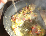 Foto del paso 2 de la receta: Guisantes salteados con jamón y huevo