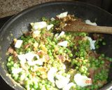 Foto del paso 3 de la receta: Guisantes salteados con jamón y huevo
