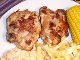 Pollo frito con puré de papas, ensalada de col y mazorcas de maíz
