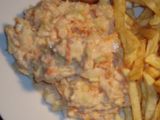 Pollo frito con puré de papas, ensalada de col y mazorcas de maíz