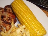 Pollo frito con puré de papas, ensalada de col y mazorcas de maíz