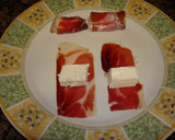Foto del paso 2 de la receta: Rollitos de jamón Ibérico rellenos de queso de cabra