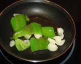 Foto del paso 2 de la receta: Costillas de cordero con verduras salteadas
