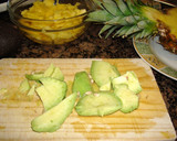 Foto del paso 2 de la receta: Cóctel de piña rellena de marisco y rape