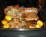 Foto del paso 4 de la receta: Asado de cordero al horno con patatas