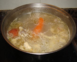 Foto del paso 2 de la receta: Consomé ligero de pavo y pollo